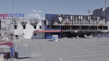 Bu video savaş sırasında Bucha, Ukrayna 'da bir alışveriş merkezinin yıkılmış halini gösteriyor. Gri, renksiz, düz.