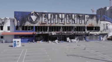 Bu video savaş sırasında Bucha, Ukrayna 'da bir alışveriş merkezinin yıkılmış halini gösteriyor. Gri, renksiz, düz.