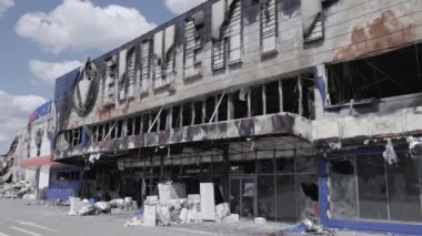 Bu video savaş sırasında Bucha, Ukrayna 'da bir alışveriş merkezinin yıkılmış halini gösteriyor. Gri, renksiz, düz.