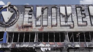 Bu video savaş sırasında Bucha, Ukrayna 'da bir alışveriş merkezinin yıkılmış halini gösteriyor. Gri, renksiz, düz.