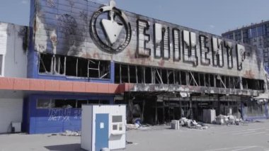 Bu video savaş sırasında Bucha, Ukrayna 'da bir alışveriş merkezinin yıkılmış halini gösteriyor. Gri, renksiz, düz.