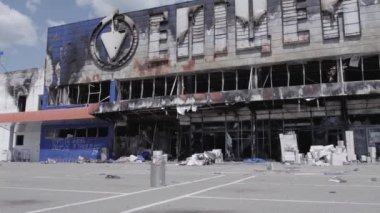 Bu video savaş sırasında Bucha, Ukrayna 'da bir alışveriş merkezinin yıkılmış halini gösteriyor. Gri, renksiz, düz.