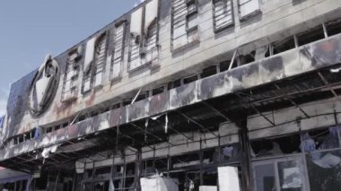 Bu video savaş sırasında Bucha, Ukrayna 'da bir alışveriş merkezinin yıkılmış halini gösteriyor. Gri, renksiz, düz.