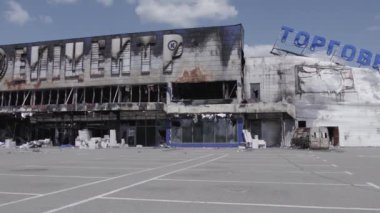 Bu video savaş sırasında Bucha, Ukrayna 'da bir alışveriş merkezinin yıkılmış halini gösteriyor. Gri, renksiz, düz.
