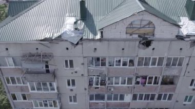 Bu video, Ukrayna 'daki savaş sırasında Makariv şehrinde yıkılan bir binayı gösteriyor. Gri, renksiz, düz.