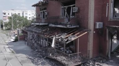 Bu video, Ukrayna 'daki savaş sırasında Makariv şehrinde yıkılan bir binayı gösteriyor. Gri, renksiz, düz.