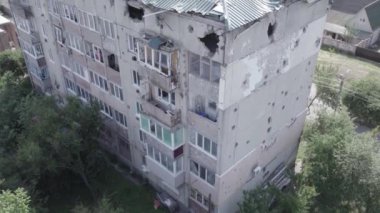 Bu video, Ukrayna 'daki savaş sırasında Makariv şehrinde yıkılan bir binayı gösteriyor. Gri, renksiz, düz.
