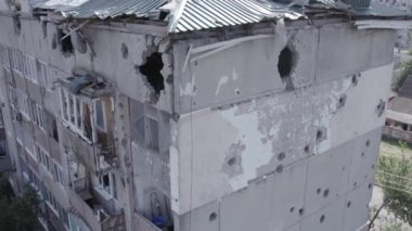 Bu video, Ukrayna 'daki savaş sırasında Makariv şehrinde yıkılan bir binayı gösteriyor. Gri, renksiz, düz.