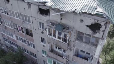 Bu video, Ukrayna 'daki savaş sırasında Makariv şehrinde yıkılan bir binayı gösteriyor. Gri, renksiz, düz.