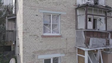 Bu video, Ukrayna 'daki savaş sırasında Makariv şehrinde yıkılan bir binayı gösteriyor. Gri, renksiz, düz.