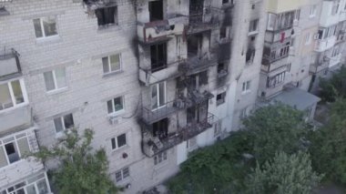 Bu video, Ukrayna 'daki savaş sırasında Makariv şehrinde yıkılan bir binayı gösteriyor. Gri, renksiz, düz.