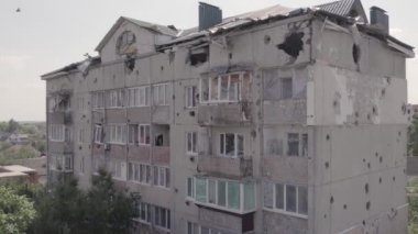 Bu video, Ukrayna 'daki savaş sırasında Makariv şehrinde yıkılan bir binayı gösteriyor. Gri, renksiz, düz.