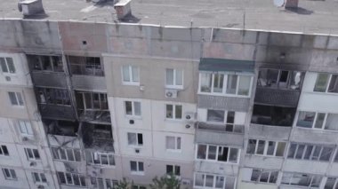 Bu video, Ukrayna 'daki savaş sırasında Makariv şehrinde yıkılan bir binayı gösteriyor. Gri, renksiz, düz.