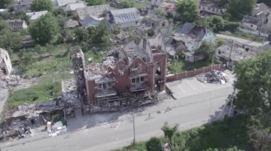 Bu video, Ukrayna 'daki savaş sırasında Makariv şehrinde yıkılan bir binayı gösteriyor. Gri, renksiz, düz.