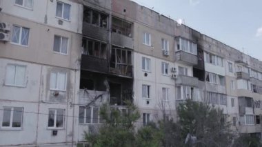 Bu video, Ukrayna 'daki savaş sırasında Makariv şehrinde yıkılan bir binayı gösteriyor. Gri, renksiz, düz.