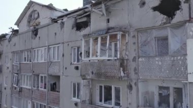 Bu video, Ukrayna 'daki savaş sırasında Makariv şehrinde yıkılan bir binayı gösteriyor. Gri, renksiz, düz.