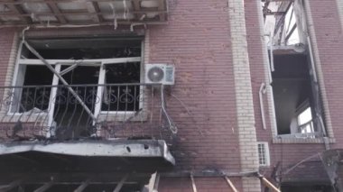 Bu video, Ukrayna 'daki savaş sırasında Makariv şehrinde yıkılan bir binayı gösteriyor. Gri, renksiz, düz.