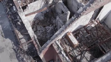 Bu video, Ukrayna 'daki savaş sırasında Makariv şehrinde yıkılan bir binayı gösteriyor. Gri, renksiz, düz.