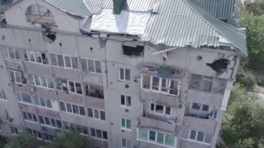 Bu video, Ukrayna 'daki savaş sırasında Makariv şehrinde yıkılan bir binayı gösteriyor. Gri, renksiz, düz.