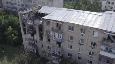 Bu video, Ukrayna 'daki savaş sırasında Makariv şehrinde yıkılan bir binayı gösteriyor. Gri, renksiz, düz.