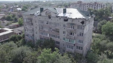 Bu video, Ukrayna 'daki savaş sırasında Makariv şehrinde yıkılan bir binayı gösteriyor. Gri, renksiz, düz.