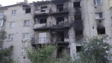 Bu video, Ukrayna 'daki savaş sırasında Makariv şehrinde yıkılan bir binayı gösteriyor. Gri, renksiz, düz.