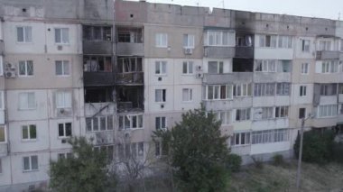 Bu video, Ukrayna 'daki savaş sırasında Makariv şehrinde yıkılan bir binayı gösteriyor. Gri, renksiz, düz.