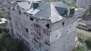 Bu video, Ukrayna 'daki savaş sırasında Makariv şehrinde yıkılan bir binayı gösteriyor. Gri, renksiz, düz.