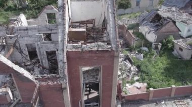 Bu video, Ukrayna 'daki savaş sırasında Makariv şehrinde yıkılan bir binayı gösteriyor. Gri, renksiz, düz.