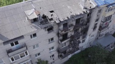 Bu video, Ukrayna 'daki savaş sırasında Makariv şehrinde yıkılan bir binayı gösteriyor. Gri, renksiz, düz.