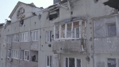 Bu video, Ukrayna 'daki savaş sırasında Makariv şehrinde yıkılan bir binayı gösteriyor. Gri, renksiz, düz.