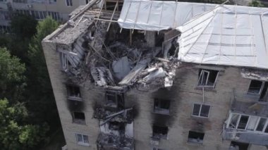 Bu video, Ukrayna 'daki savaş sırasında Makariv şehrinde yıkılan bir binayı gösteriyor. Gri, renksiz, düz.