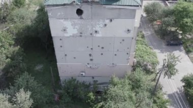 Bu video, Ukrayna 'daki savaş sırasında Makariv şehrinde yıkılan bir binayı gösteriyor. Gri, renksiz, düz.