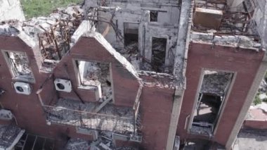 Bu video, Ukrayna 'daki savaş sırasında Makariv şehrinde yıkılan bir binayı gösteriyor. Gri, renksiz, düz.