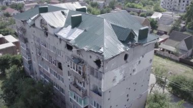 Bu video, Ukrayna 'daki savaş sırasında Makariv şehrinde yıkılan bir binayı gösteriyor. Gri, renksiz, düz.