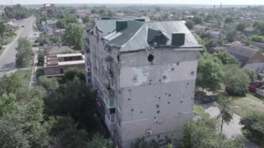 Bu video, Ukrayna 'daki savaş sırasında Makariv şehrinde yıkılan bir binayı gösteriyor. Gri, renksiz, düz.