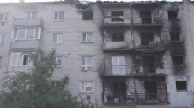 Bu video, Ukrayna 'daki savaş sırasında Makariv şehrinde yıkılan bir binayı gösteriyor. Gri, renksiz, düz.