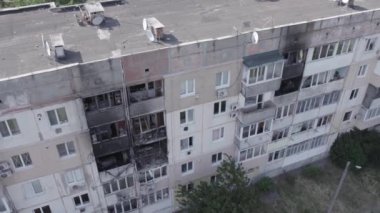 Bu video, Ukrayna 'daki savaş sırasında Makariv şehrinde yıkılan bir binayı gösteriyor. Gri, renksiz, düz.