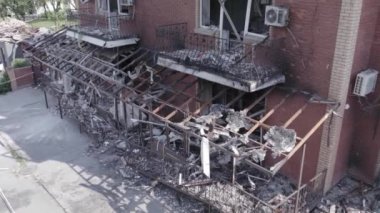 Bu video, Ukrayna 'daki savaş sırasında Makariv şehrinde yıkılan bir binayı gösteriyor. Gri, renksiz, düz.