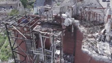 Bu video, Ukrayna 'daki savaş sırasında Makariv şehrinde yıkılan bir binayı gösteriyor. Gri, renksiz, düz.