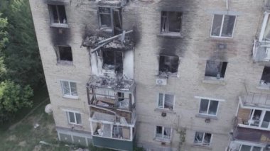 Bu video, Ukrayna 'daki savaş sırasında Makariv şehrinde yıkılan bir binayı gösteriyor. Gri, renksiz, düz.