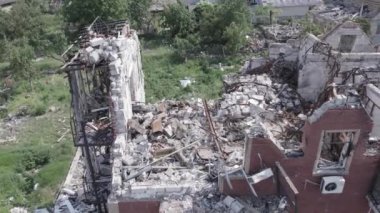 Bu video, Ukrayna 'daki savaş sırasında Makariv şehrinde yıkılan bir binayı gösteriyor. Gri, renksiz, düz.