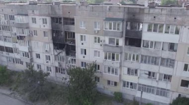 Bu video, Ukrayna 'daki savaş sırasında Makariv şehrinde yıkılan bir binayı gösteriyor. Gri, renksiz, düz.