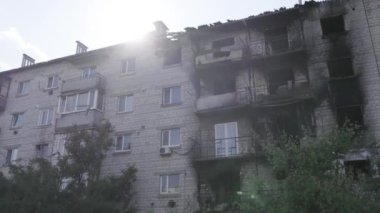 Bu video, Ukrayna 'daki savaş sırasında Makariv şehrinde yıkılan bir binayı gösteriyor. Gri, renksiz, düz.