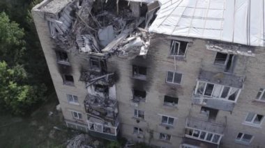 Bu video, Ukrayna 'daki savaş sırasında Makariv şehrinde yıkılan bir binayı gösteriyor. Gri, renksiz, düz.