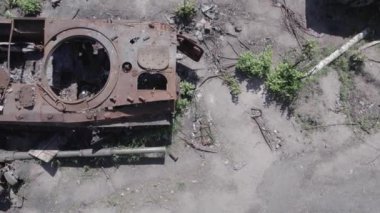 Bu stok video savaş sırasında Ukrayna 'da yok olan askeri teçhizatı gösteriyor. Gri, renksiz, düz.