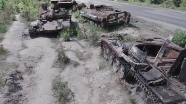 Bu stok video savaş sırasında Ukrayna 'da yok olan askeri teçhizatı gösteriyor. Gri, renksiz, düz.
