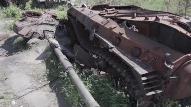 Bu stok video savaş sırasında Ukrayna 'da yok olan askeri teçhizatı gösteriyor. Gri, renksiz, düz.