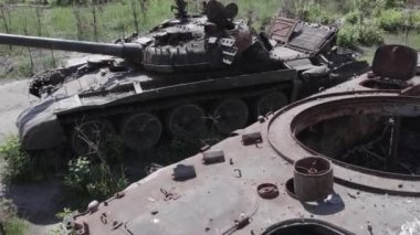 Bu stok video savaş sırasında Ukrayna 'da yok olan askeri teçhizatı gösteriyor. Gri, renksiz, düz.
