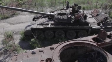 Bu stok video savaş sırasında Ukrayna 'da yok olan askeri teçhizatı gösteriyor. Gri, renksiz, düz.